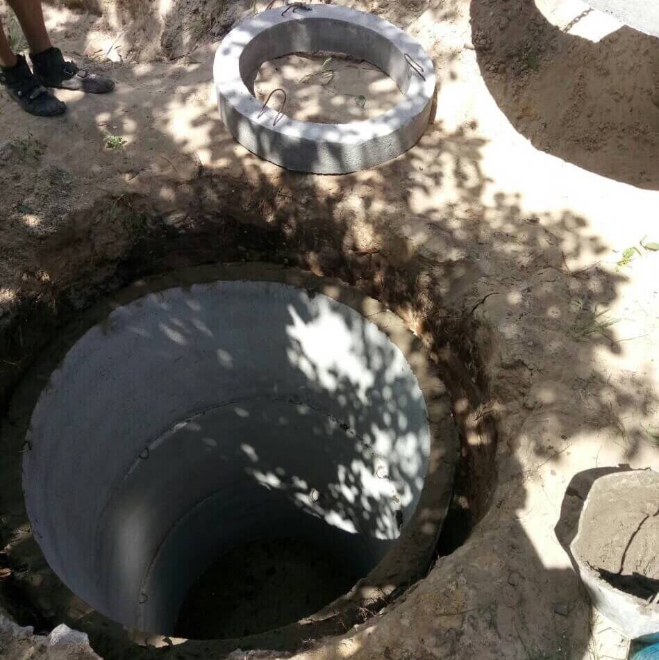 Быстро наполняется выгребная яма. Выгребная яма из бетонных колец. Кольца для выгребной ямы. Выгребная яма из бетонных колец с дном. Выгребная яма из бетонных колец без дна.